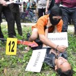 Rekonstruksi Pembunuhan Tragis Kurir Paket: Pelaku Gunakan Modus Motor Mogok untuk Rampas Uang Korban Akibat Terjerat Judi Online