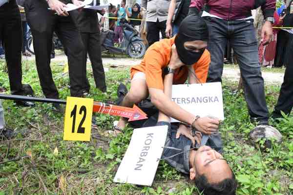 Rekonstruksi Pembunuhan Tragis Kurir Paket: Pelaku Gunakan Modus Motor Mogok untuk Rampas Uang Korban Akibat Terjerat Judi Online