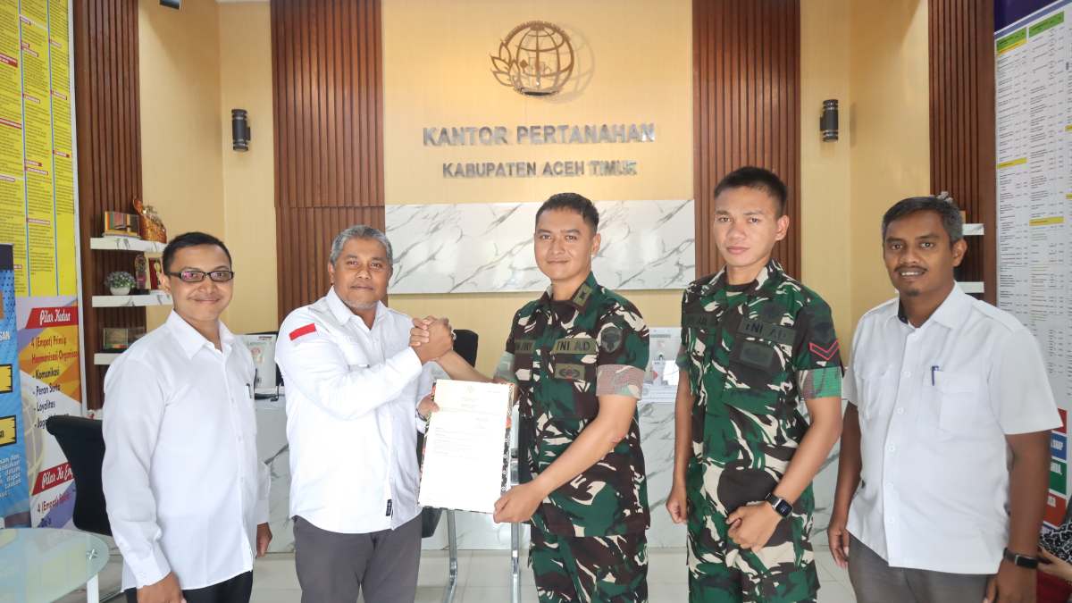 Kantor Pertanahan Kabupaten Aceh Timur Serahkan Sertipikat Tanah ASMIL Peudawa Yonif TP 853/BRB Kecamatan Peudawa, Aceh Timur