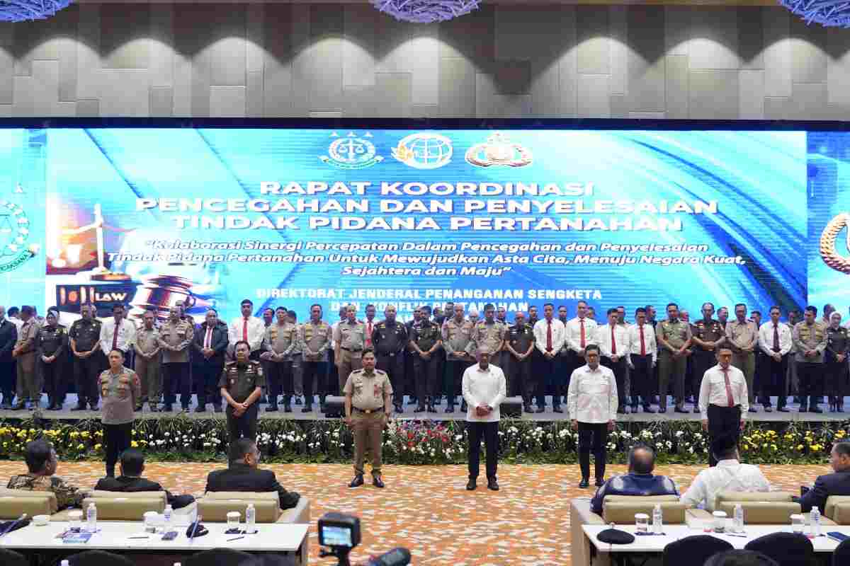 Menteri Nusron Berikan Penghargaan kepada 74 Pihak yang Berperan dalam Pencegahan Tindak Pidana Pertanahan Tahun 2025