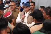 Menteri Nusron Salurkan Bantuan dan Dengar Jeritan Warga yang Kehilangan Keluarga di Kabupaten Agam