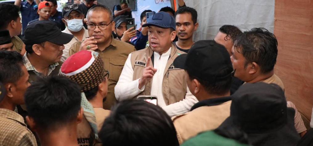 Menteri Nusron Salurkan Bantuan dan Dengar Jeritan Warga yang Kehilangan Keluarga di Kabupaten Agam