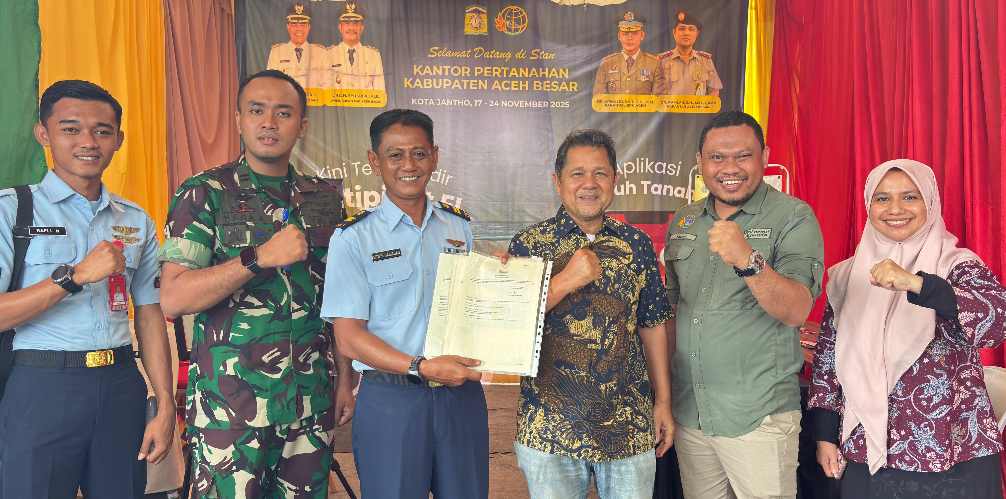 Perkuat Legalitas Aset Negara, Kantah Aceh Besar Serahkan Sertipikat Tanah Milik TNI AU di Kota Jantho